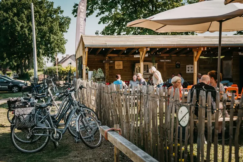 Fietsen geparkeerd aan de omheining van het terras