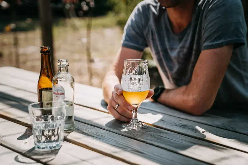 Glas en flesje bier op de terrastafel